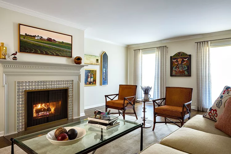 Living Room Crown Molding Installation on Walls With Imperfect Corners